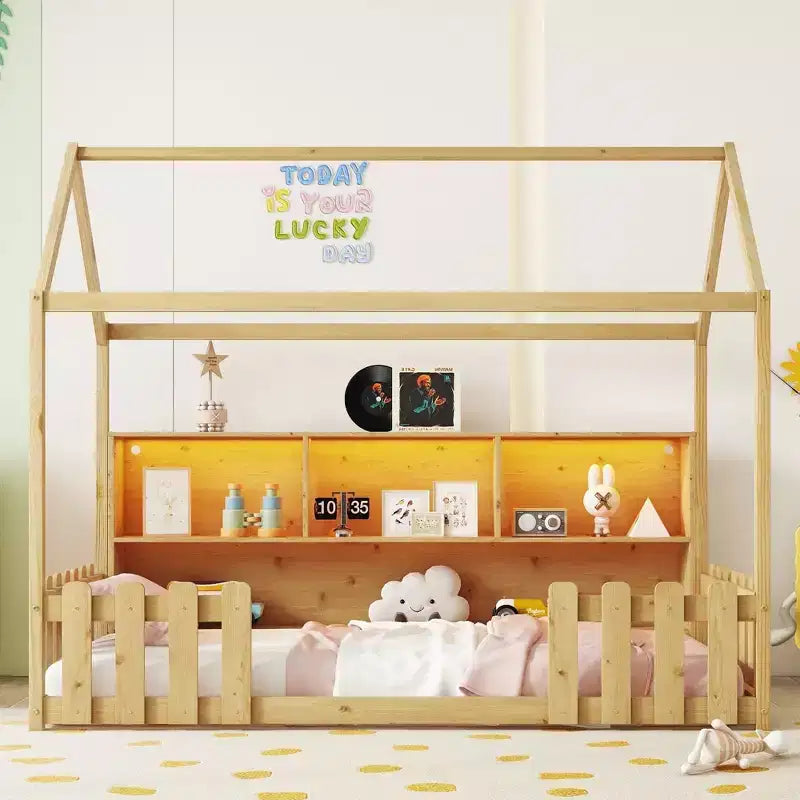 Okak Playhouse Floor Bed Twin Size avec barrières de sécurité, lit cabane pour enfants avec étagère de rangement, cadre de lit cabane en bois