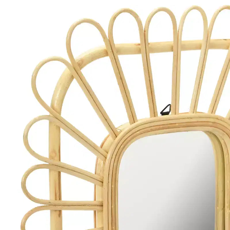 Miroir mural tissé en rotin à cadre pétale Storied Home, naturel