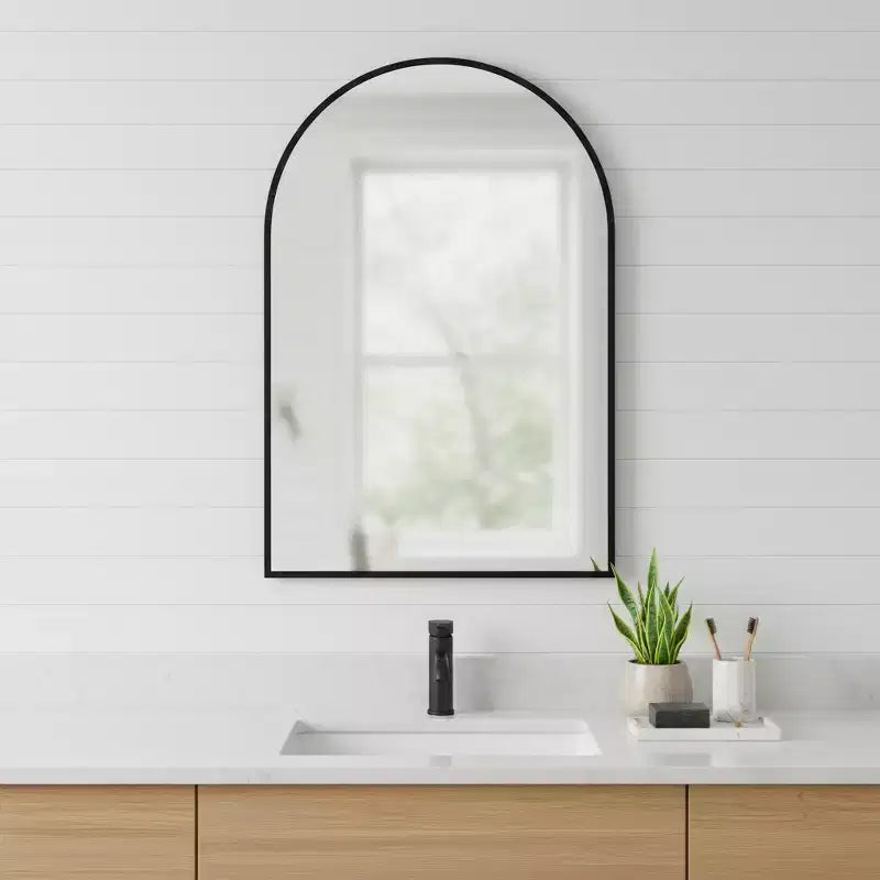 Miroir d'appoint HomeRoots 35 à cadre arqué en métal noir