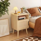 Table de chevet FurnitureR en MDF aspect bois naturel avec porte en cannage, table de chevet avec étagère ouverte et armoire de rangement, pieds coniques pour chambre à coucher