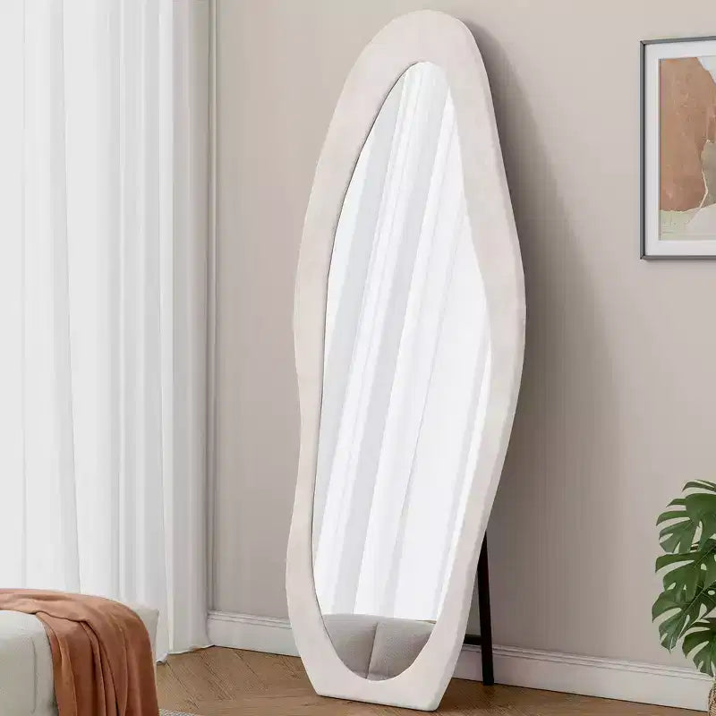 Miroir sur pied mural pleine longueur Whisen 63 x 24 de forme irrégulière, enveloppé de flanelle