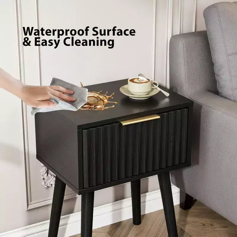 Table de chevet Karl Home 39,8 cm, noire, avec relief, panneaux de particules et MDF, mélamine et formage sous vide, 1 tiroir, pieds hauts (2 pièces)